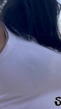 Tette che rimbalzano sopra la faccia e punto di vista si gioca con le dita