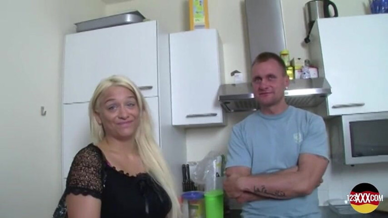 123XXX - 100% Amateurs: Une MILF allemande sexy se tape le cul sur un...