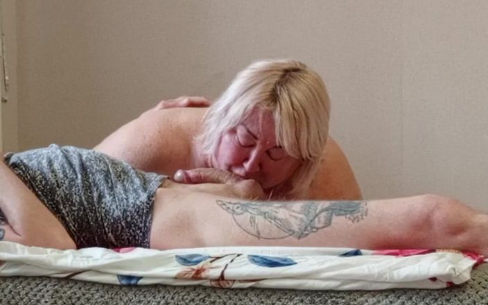 Zona901: Mama vitregă înghite pula adânc și înghite spermă