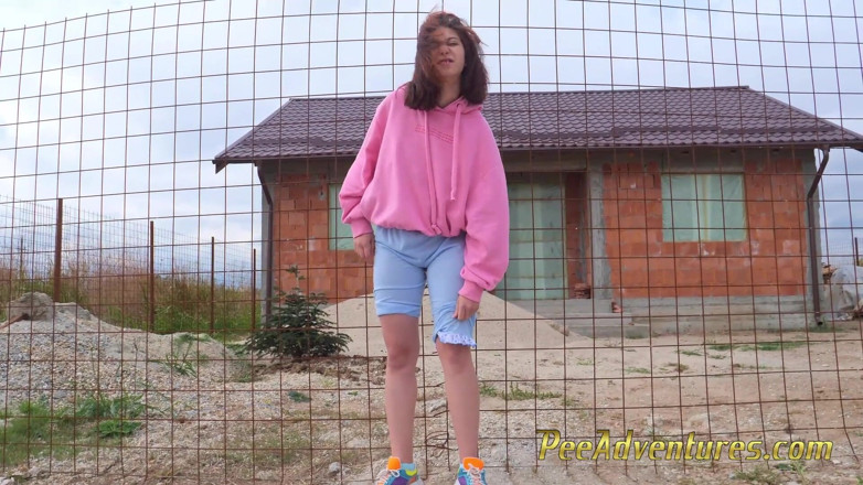 Pee Adventures: Девушка-хипстер меняет мокрую одежду и писает на улице