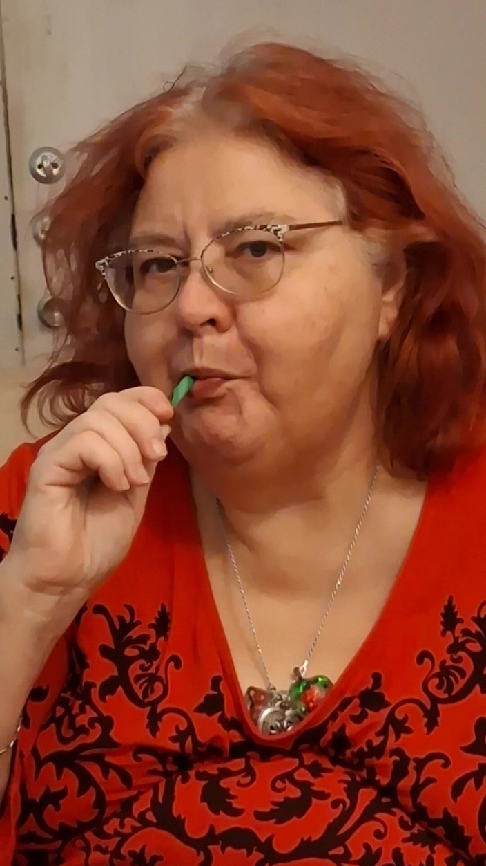 BBW nurse Vicki adventures with friends: Товстушка медсестра Вікі смокче і облизує цукеркову тростину