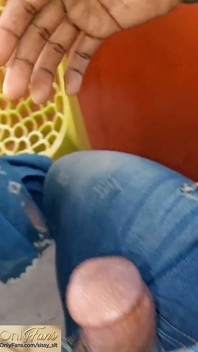 戴穆斯林头巾的女孩与小鸡巴户外冒险口交