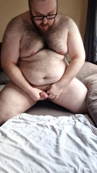 Şişman Kıllı Porno Izlerken Mastürbasyon Yapıyor