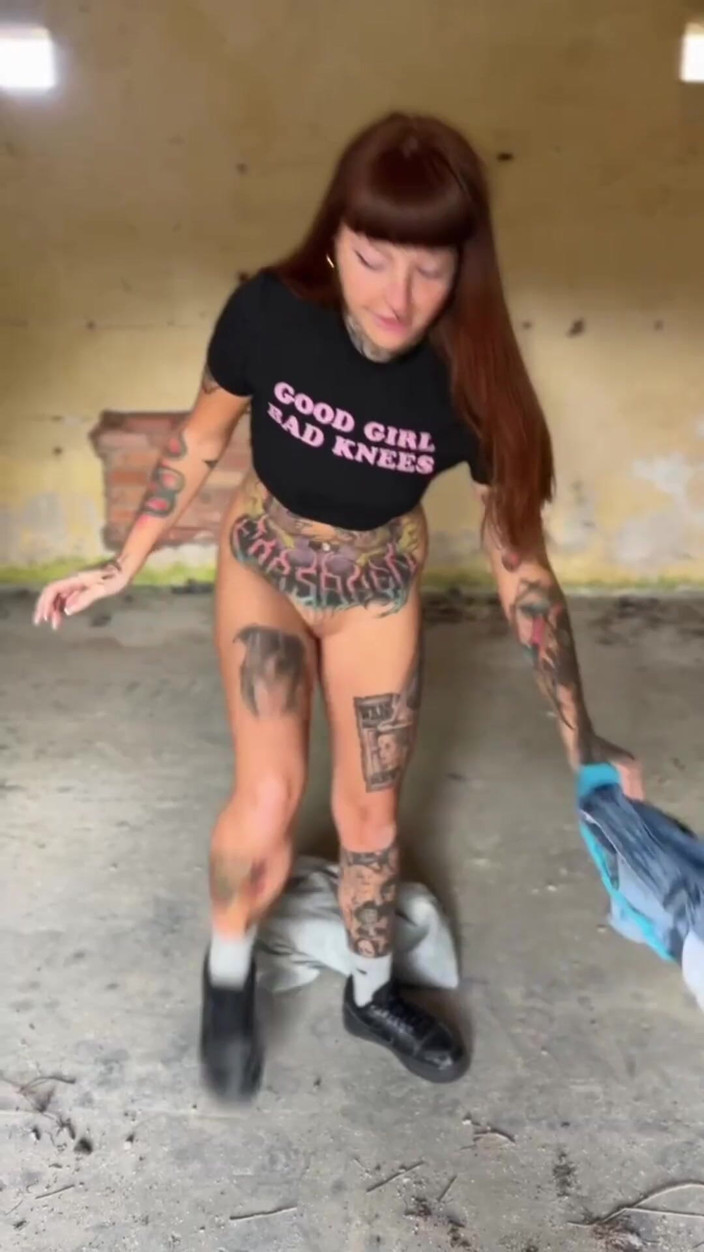 Yourfavecumslut: Masturbation sournoise et pipi pendant une exploration urbaine !