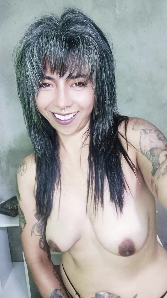 Casia Castro: 가슴을 들고 담배를 피우고 있어