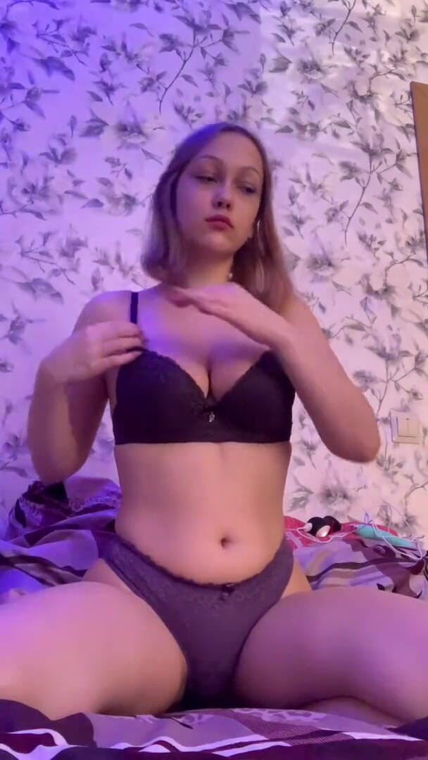 SashaSweet69: Jag visar en lätt striptease