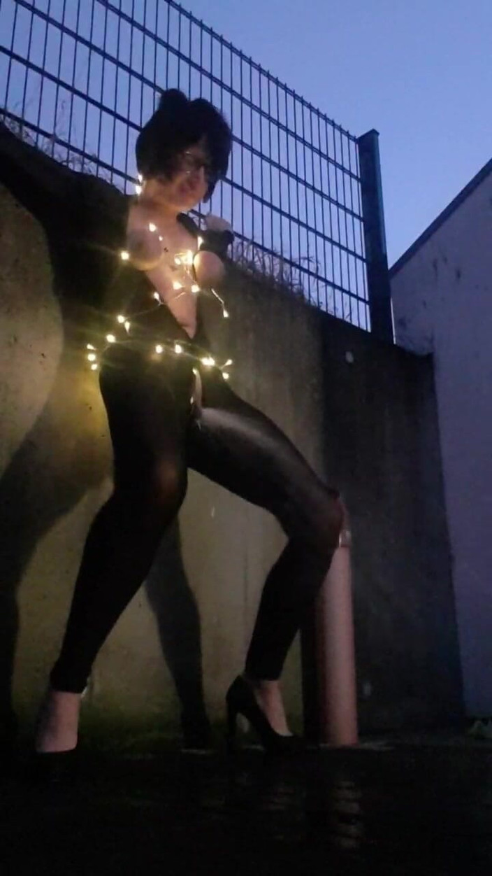 JulieEroticDress: Блискавка сквіртує на відкритому повітрі