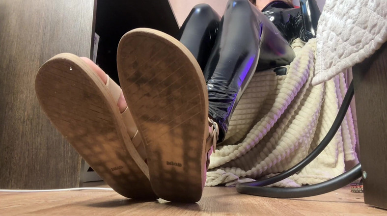 Skinny_lady69: Bersihkan Si Jalang Sandal Saya