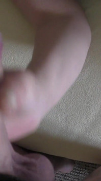 Branlette du matin avec éjaculation sur mon téton percé