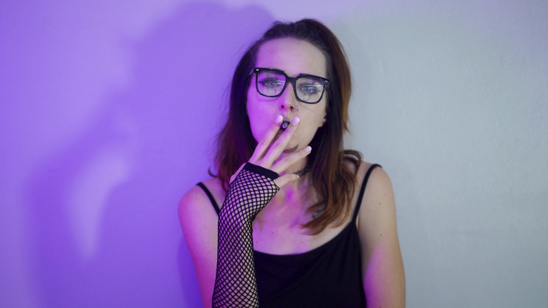 Alicia Robertz: Ragazza gotica che fuma in calze a rete
