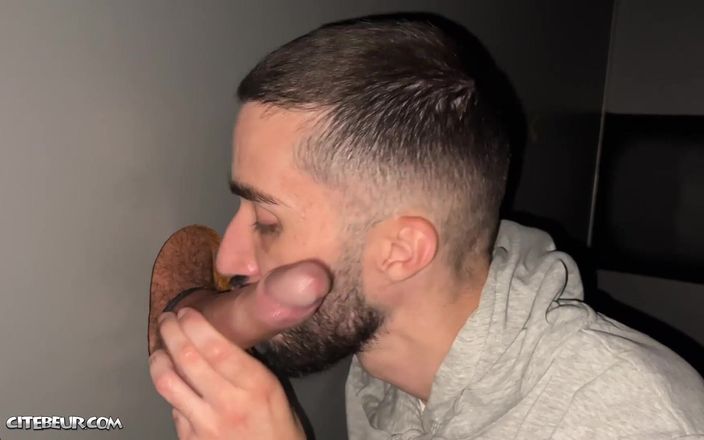 COCKSUCKERprod: Plaisirs gays au glory hole avec une suceuse