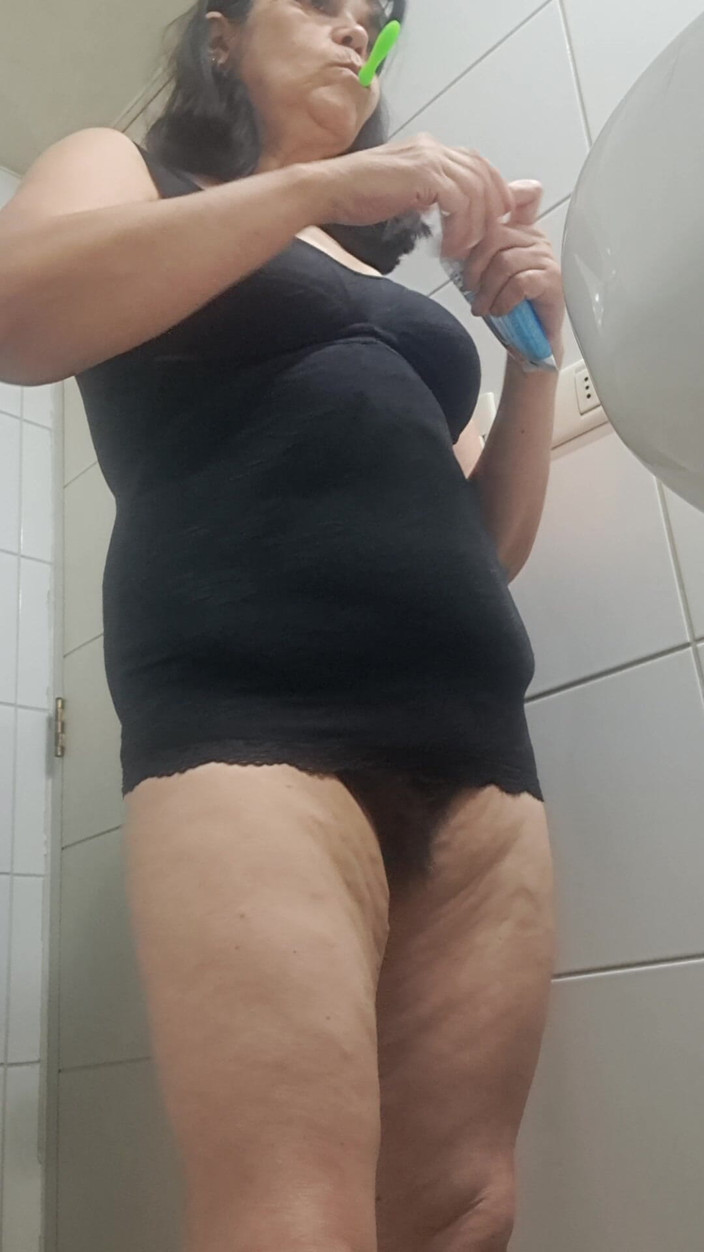 Mommy big hairy pussy: Picioare în sus atingând pizda sexy păroasă a mamei adânci