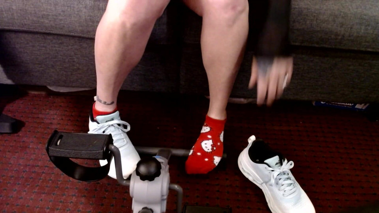 Abby Anna: Sabit bisiklet göğüslerimi zıplatıyor çoraplı spor ayakkabılar kalçalarının göbeğini hokkabazlıyor