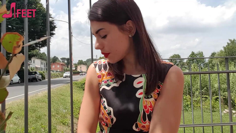 Smokin Fetish: Брюнетка Petra курит свои ciggaretes на улице
