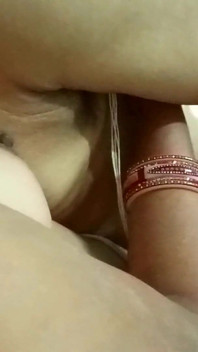 Novio folló coño caliente y apretado de chica universitaria con aceite de coco - novia montando video de sexo