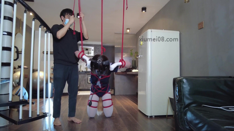 Aisan girl bondage: Mz31 - una ragazza legata e sospesa da una corda rossa...