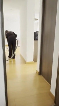 Çalışanımın evi süpürdüğünü görmek beni tahrik ediyor ve bu yüzden onunla makas yapıp külahını yiyorum.
