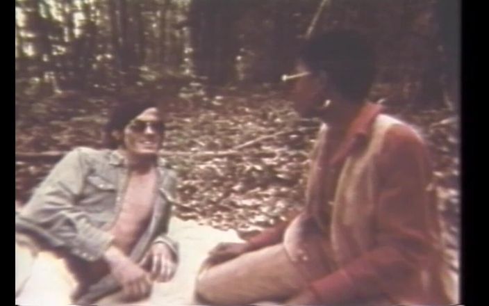 Vintage megastore: Seksuele duivel neukt alle jonge sletten met harig poesje (volledige film)
