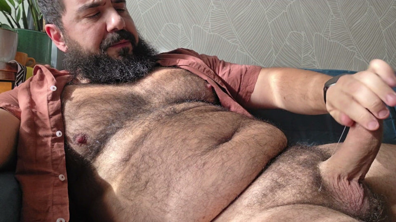 Ulysses the bear: Muscular Bear Jerks off at Home