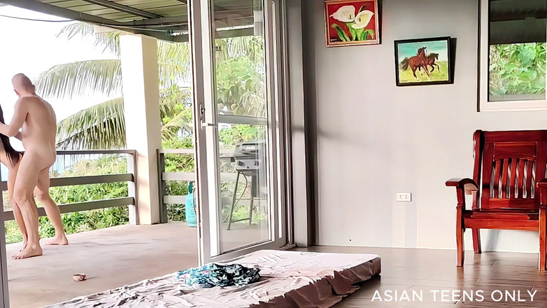 MaikaMann: 자연 공원 한가운데 있는 집에서 파괴된 작은 아시아의 후장