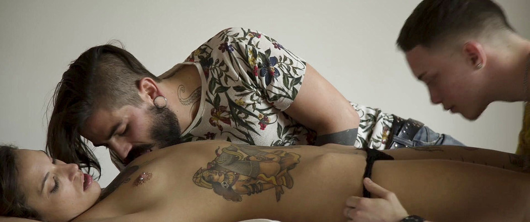 Verso Cinema: Calda ragazza tatuata viene girarrosto in trio