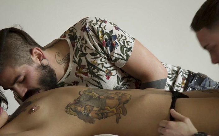 Verso Cinema: Adolescenta sexy tatuată este futută în trei