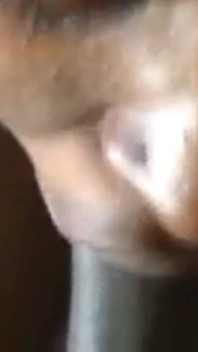 她舔舐鸡巴直到射在脸上!!Pt.1