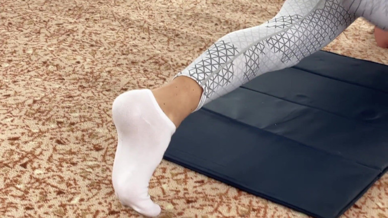 Falcon Al straight porn: 2 ragazzi scopano un allenatore di yoga con 2 cazzi contemporaneamente