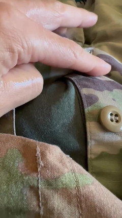 Gay Soldier Stuff: Il soldato dell'esercito si masturba nella sua uniforme indossando gli...