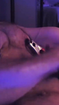 Behaartes brocken-schwein - nippelklemmen, masturbation
