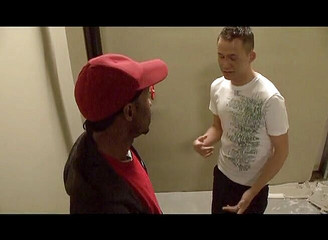 Bareback TV: Uomo nero che scopa la sua troia bianca senza preservativo