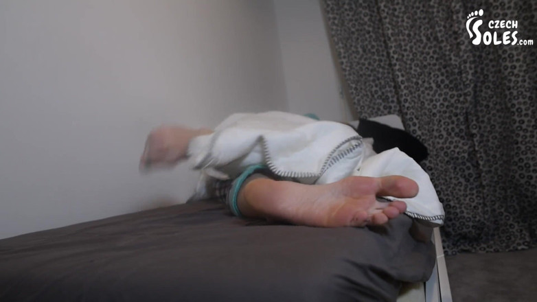 Czech Soles - foot fetish content: Mama vitregă și fiica vitregă își fut picioarele în pat