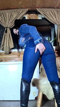Jeans ajustados cameltoe instrucciones de paja, tanga de oro y adoración de consolador mojado