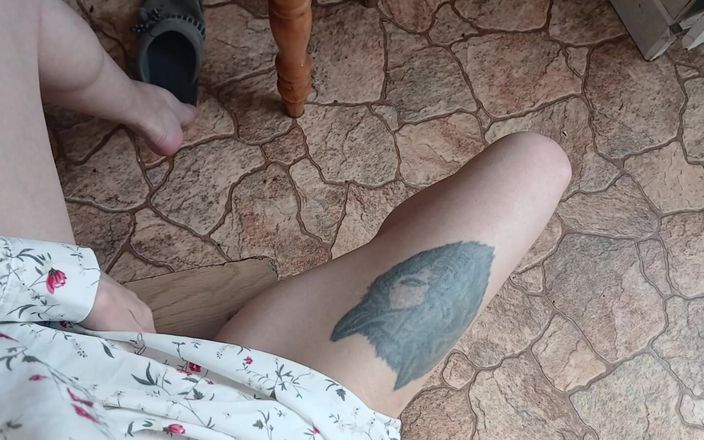 Lesbian-illusion: Eu pulo a faculdade quando meus pais estão no trabalho...