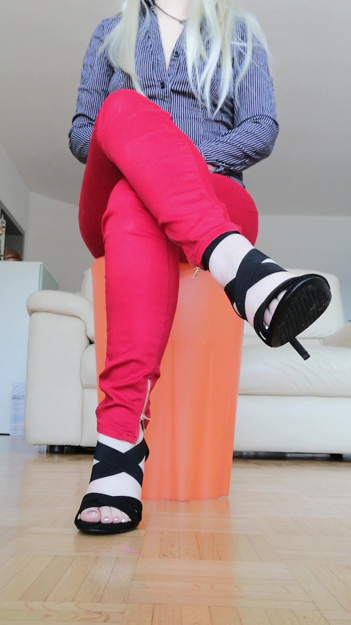 RavenBigAss: Raven se tape les orteils avec un jean rouge aux...