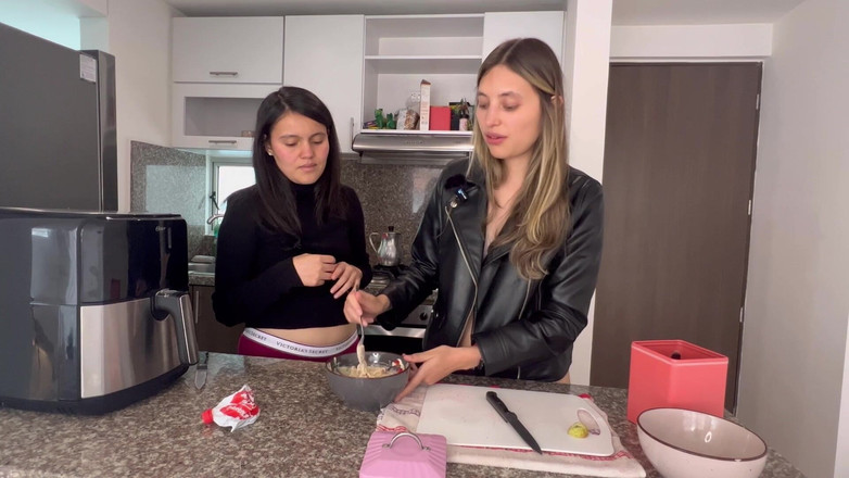 scarlettandc: Pregătim căpșuni cremoase și ne distrăm