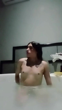 Tgirl saje obrovského ptáka, můj přítel ve vířivce