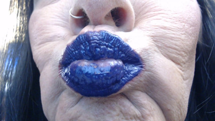 Abby Anna: Bebek closeup lip wand ungu biru