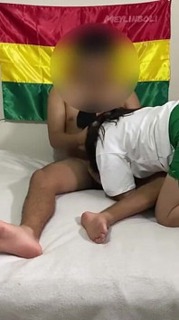 Ganzes video, unschuldige 18-jährige studentin besetzt porno mit ihrer besten freundin