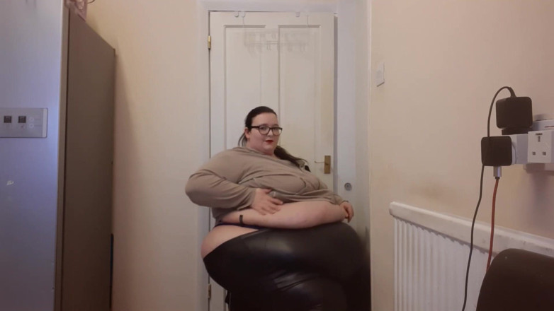 SSBBWLadyBrads: Толстушка-жиробасина в стрингах и кожаных леггинсах примеряет