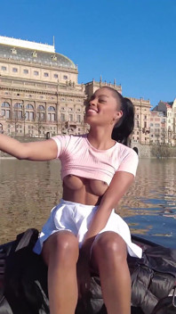 Di Praha di tepi sungai