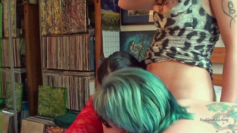 Transexual Fun: ニューハーフを持つ2人の女性の率直な舞台裏映像