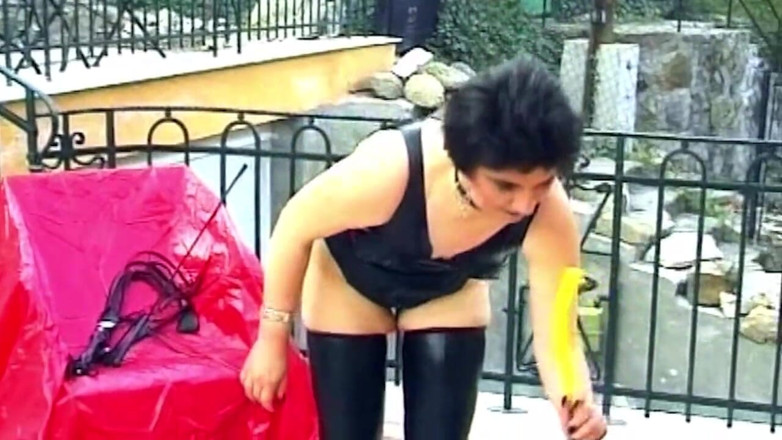 My German Amateurs: Brunetka Dominatrix Pins Clothespins na kutas