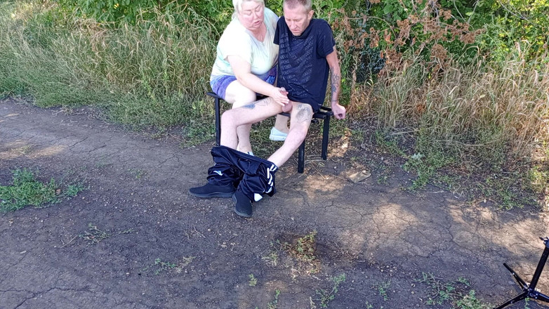 Zona901: La matrigna succhia il mio cazzo nel parco su una...