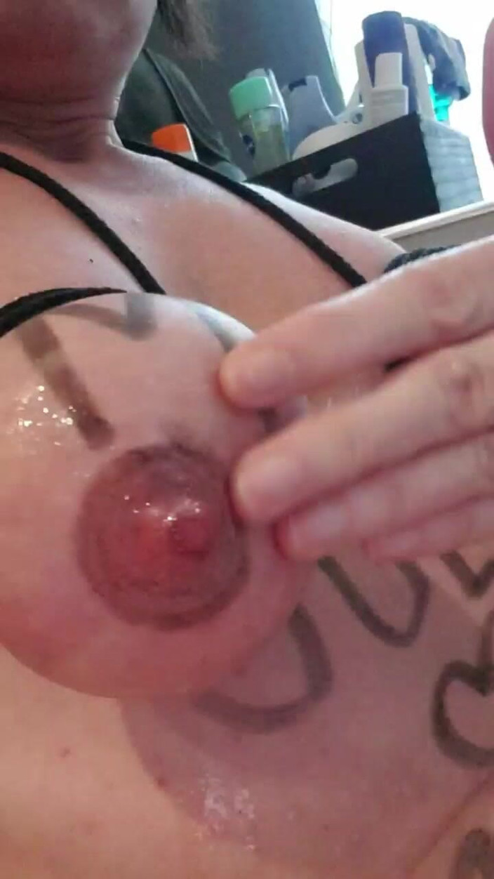 JulieEroticDress: Julie खुद को मुठ्ठी घुसाने के साथ तैयार करती है