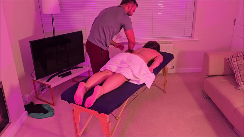 MassageRoomX: Swinger masérka se vrací pro svou masáž