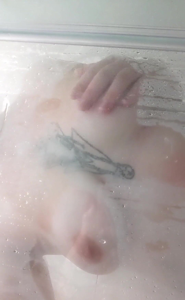 The Shower Door Pinched My Fingers but It Was Totally Worth It. (EvelynStorm) The Shower Door Pinched My Fingers but It Was Totally Worth It. (EvelynStorm)
