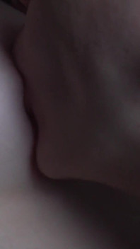 Menghisap puting adik tiri yang sangat sensual