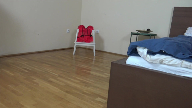 Solo Sex: Une plantureuse masture doigte sa chatte mouillée !