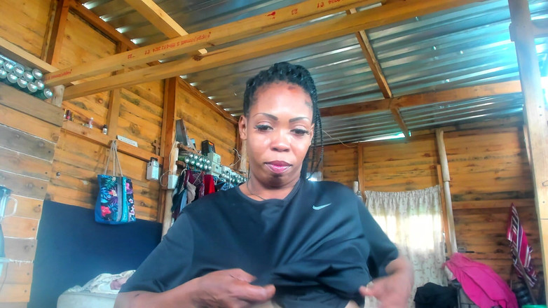 AnalEbony: 巨大的黑色屁股在撕裂的紧身裤，内裤中抖动...